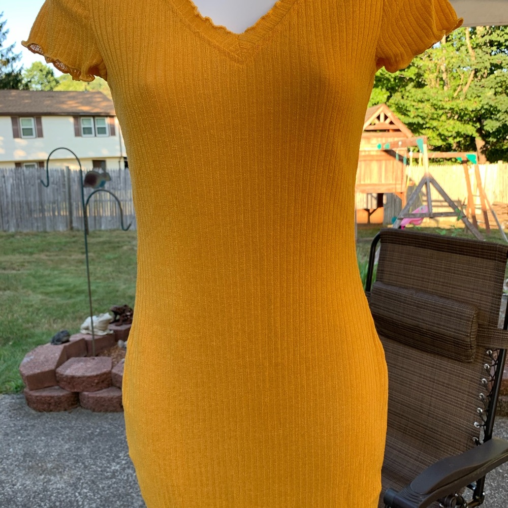 V-Neck Body Con Yellow Dress - Picture 5 of 6